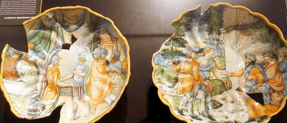 Majolika-Schalen aus Urbino, Venedig, 16. Jahrhundert. Diese Fundstücke gehören zu den wertvollsten der Grabung am Alten Rathaus.