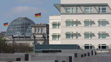 Reichstag in Sichtweite: Wurde das Handy der Bundeskanzlerin von der US-Botschaft aus angezapft?