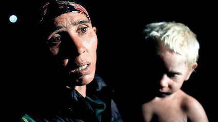 Saska Ruseva mit ihrem Sohn Atanas, dessen Haar hell leuchtet. Foto: Reuters