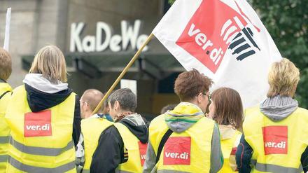Proteste auch vor dem KaDeWe: Nach der Übernahme durch Benko fürchten viele um ihre Jobs. 