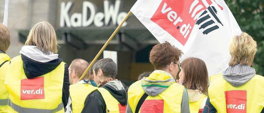 Proteste auch vor dem KaDeWe: Nach der Übernahme durch Benko fürchten viele um ihre Jobs.