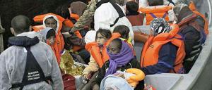 Ein Rettungsboot bringt afrikanische Flüchtlinge am Freitagmorgen auf die italienische Insel Lampedusa.