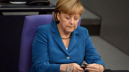 Die Kanzlerin mit einem Handy.