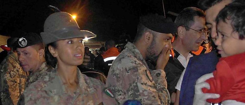 In der Nacht zum Freitag wurden mehr als 800 Flüchtlinge aus Afrika vor der italienischen Küste im Mittelmeer aufgegriffen.