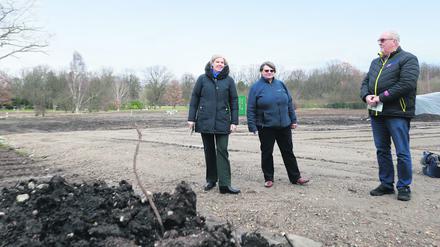 Baustelle des naturnahen Waldgarten-Kleingartenpark am Britzer Garten in Berlin, 28.000qm Flaeche, Projekt der Universitaet Potsdam und des Berliner Kleingartenverband, im Bild Manfred Hopp, Manfred Hopp, Vorsitzender des Kleingartenvereins Berlin Sued, Jennifer Schulz,
wiisenschaftliche MitarbeiterInnen der AG Landschaftsmanagement Uni Potsdam, und Ursula Mueller,
Copyright: Sven Darmer, 21.02.2022