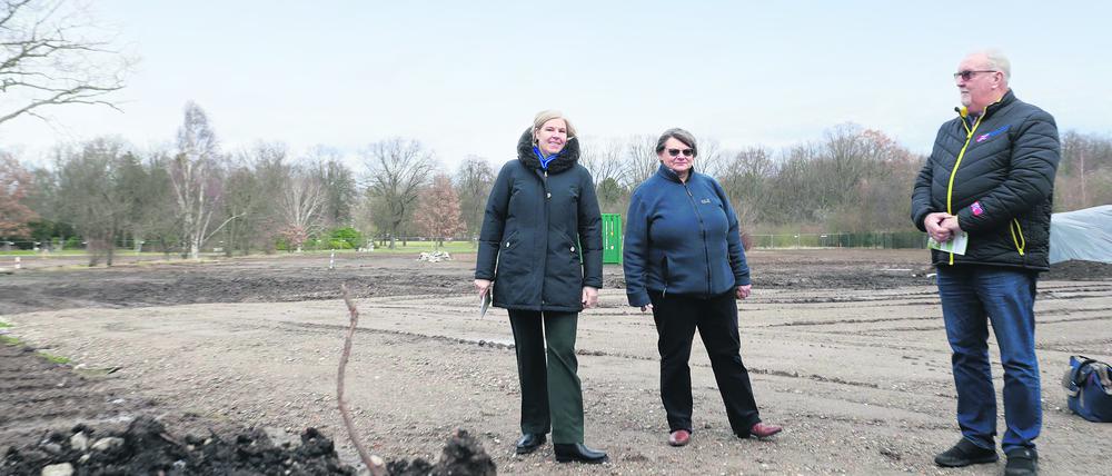 Baustelle des naturnahen Waldgarten-Kleingartenpark am Britzer Garten in Berlin, 28.000qm Flaeche, Projekt der Universitaet Potsdam und des Berliner Kleingartenverband, im Bild Manfred Hopp, Manfred Hopp, Vorsitzender des Kleingartenvereins Berlin Sued, Jennifer Schulz,
wiisenschaftliche MitarbeiterInnen der AG Landschaftsmanagement Uni Potsdam, und Ursula Mueller,
Copyright: Sven Darmer, 21.02.2022