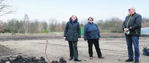 Baustelle des naturnahen Waldgarten-Kleingartenpark am Britzer Garten in Berlin, 28.000qm Flaeche, Projekt der Universitaet Potsdam und des Berliner Kleingartenverband, im Bild Manfred Hopp, Manfred Hopp, Vorsitzender des Kleingartenvereins Berlin Sued, Jennifer Schulz,
wiisenschaftliche MitarbeiterInnen der AG Landschaftsmanagement Uni Potsdam, und Ursula Mueller,
Copyright: Sven Darmer, 21.02.2022