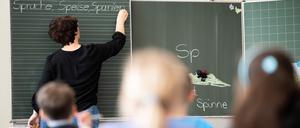 Eine Lehrerin schreibt in einer Grundschule Wörter mit "Sp" am Anfang an eine Tafel. Die Verbeamtung von Lehrern droht zu einem Streitthema beim SPD-Parteitag am Samstag zu werden. (zu "Verbeamtung von Lehrern noch umstritten - SPD sucht gemeinsame Linie") +++ dpa-Bildfunk +++