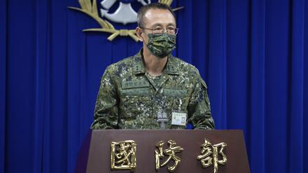 Generalleutnant Li Tian-long, stellvertretender Chef des Generalstabs für Operationen und Planung, auf einer Pressekonferenz. 