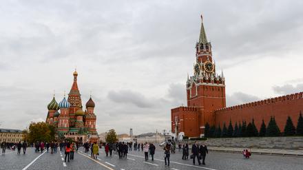Die Basilius Kathedrale (l) und der Kreml mit dem Erlöserturm auf dem Roten Platz.