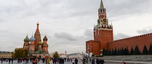 Die Basilius Kathedrale (l) und der Kreml mit dem Erlöserturm auf dem Roten Platz.