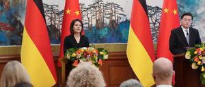 Annalena Baerbock (li., Bündnis 90/Die Grünen) und der chinesische Außenminister Qin Gang (re.) geben im Staatsgästehaus Diaoyutai eine gemeinsame Pressekonferenz.