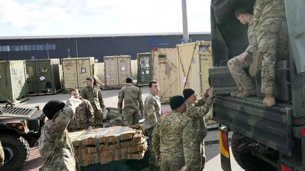 US-Soldaten verladen Ausrüstung auf Fahrzeuge im polnischen Rzeszow.