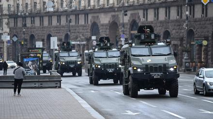 Ukrainische Militärfahrzeuge fahren Ende Februar durch Kiew.
