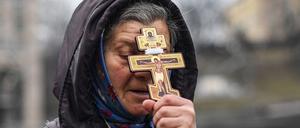 24. Februar: Eine Frau betet auf dem Unabhängigkeitsplatz in Kiew.