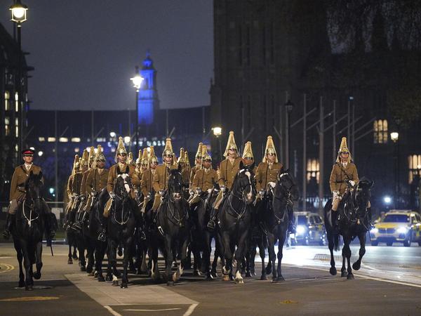 Angehörige des Militärs passieren die Westminster Abbey während einer Probe für die Feierlichkeiten im Rahmen der Krönung von König Charles III., die am 6. Mai stattfinden soll.