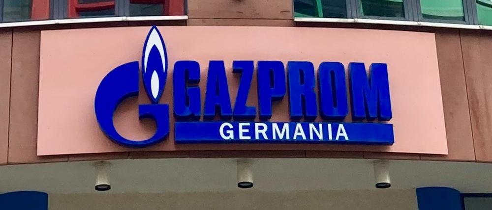 Schriftzug von Gazprom Germania über dem Eingang eines Bürogebäudes in der Markgrafenstraße in Berlin.