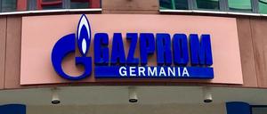 Schriftzug von Gazprom Germania über dem Eingang eines Bürogebäudes in der Markgrafenstraße in Berlin.