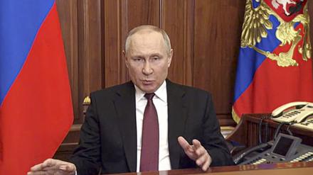 24.2.2022, Russland, Moskau: Dieses Standbild, das aus einem vom Pressedienst des russischen Präsidenten veröffentlichten Video zur Verfügung gestellt wird, zeigt Wladimir Putin, Präsident von Russland, der sich an die Nation wendet. Russische Truppen haben am Donnerstag ihren erwarteten Angriff auf die Ukraine gestartet. Putin wies die internationale Verurteilung und die Sanktionen zurück und warnte andere Länder, dass jeder Versuch einer Einmischung zu „Konsequenzen führen würde, die Sie noch nie gesehen haben“. In einer Fernsehansprache rechtfertigte Putin das Ganze mit der Behauptung, der Angriff sei notwendig, um die Zivilbevölkerung in der Ostukraine zu schützen. Foto: Uncredited/Russian Presidential Press Service/dpa +++ dpa-Bildfunk +++