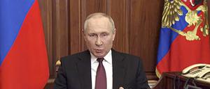 24.2.2022, Russland, Moskau: Dieses Standbild, das aus einem vom Pressedienst des russischen Präsidenten veröffentlichten Video zur Verfügung gestellt wird, zeigt Wladimir Putin, Präsident von Russland, der sich an die Nation wendet. Russische Truppen haben am Donnerstag ihren erwarteten Angriff auf die Ukraine gestartet. Putin wies die internationale Verurteilung und die Sanktionen zurück und warnte andere Länder, dass jeder Versuch einer Einmischung zu „Konsequenzen führen würde, die Sie noch nie gesehen haben“. In einer Fernsehansprache rechtfertigte Putin das Ganze mit der Behauptung, der Angriff sei notwendig, um die Zivilbevölkerung in der Ostukraine zu schützen. Foto: Uncredited/Russian Presidential Press Service/dpa +++ dpa-Bildfunk +++