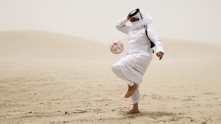 DOHA, QATAR - MAY 12, 2018: A local resident kicks the ball; Qatar is to host the FIFA World Cup in late 2022. Mikhail Aleksandrov/TASS Foto: Mikhail Aleksandrov/TASS/dpa [ Rechtehinweis: (c) dpa ]
