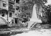In den Boden gebohrt. Bei dem Absturz des Rosinenbombers am 25. Juli 1948 starben zwei US-Piloten.