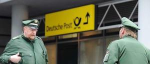 Vor Weihnachten nehmen die Überfälle auf Post- und Bankfilialen zu. Hier stehen Polizisten nach einem Überfall vor einer Post in Lichtenberg (Archivbild). 