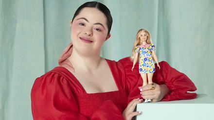 Das Model Ellie Goldstein präsentiert die „erste Barbie-Puppe mit Down-Syndrom“ von der US-Spielwarenfirma Mattel.