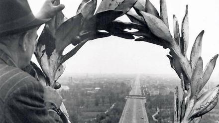 Fernweh. Blick durch den Lorbeerkranz der Viktoria auf der Siegessäule in Richtung Westen, nach 1953.