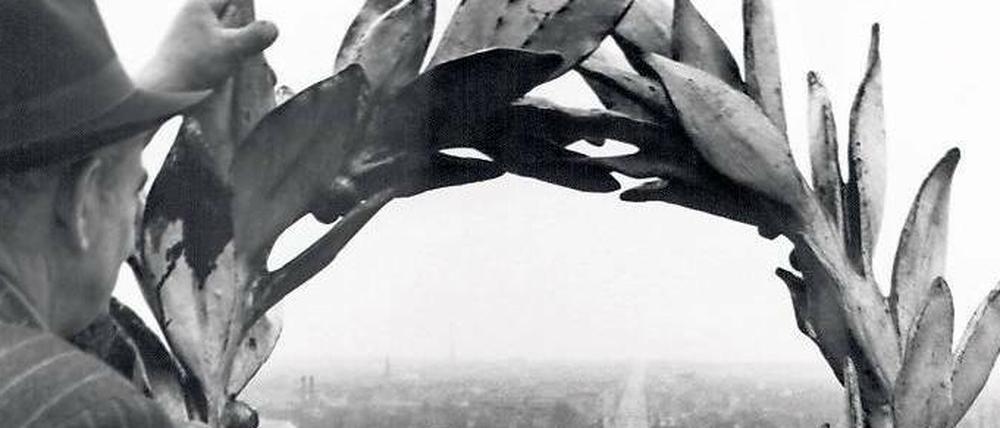 Fernweh. Blick durch den Lorbeerkranz der Viktoria auf der Siegessäule in Richtung Westen, nach 1953.