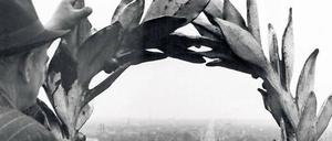Fernweh. Blick durch den Lorbeerkranz der Viktoria auf der Siegessäule in Richtung Westen, nach 1953. 