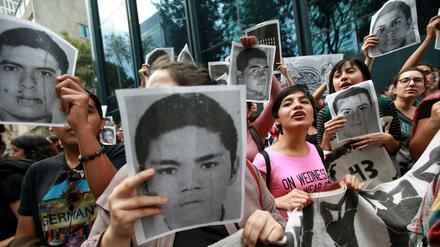 Vermisst. Der Roman spielt in der Provinz Guerrero, die als „gefährlichste“ Mexikos gilt. Hier sind 43 Studenten verschwunden. Hier ein Foto von Protesten vor der Generalstaatsanwaltschaft.
