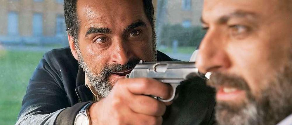 Von den Wirren des Krieges eingeholt: Harun (Navid Negahban, links) bedroht seinen in Deutschland lebenden Bruder Nagib (Husam Chadat).