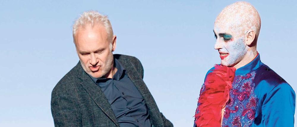 Herbert Fritsch probt mit Günter Papendell als Don Giovanni in der Komischen Oper Berlin.