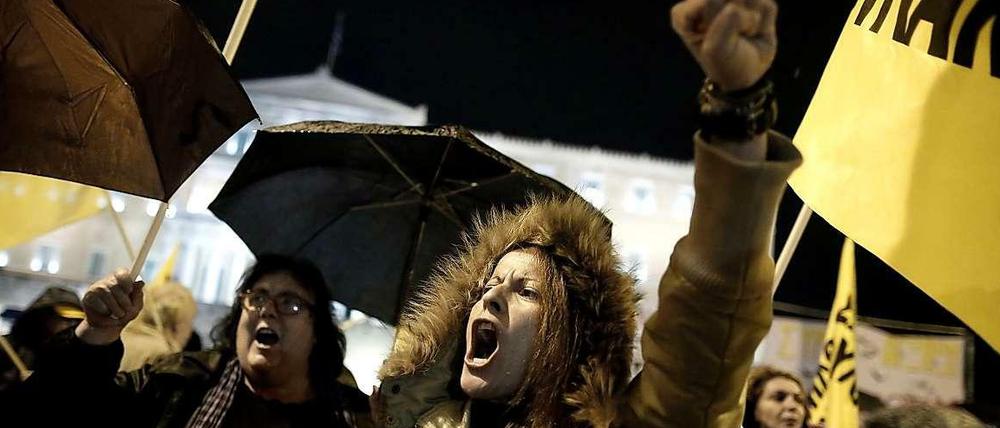 Vor dem Parlament demonstrierten Gegner der Sparpolitik gegen den Kurs der griechischen Regierung.