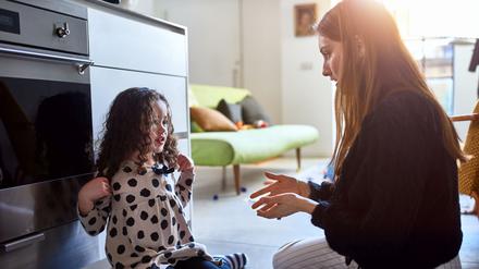 Schwierige Gespräche. Kinder bekommen mit, was in den Nachrichten läuft - und haben Fragen.