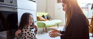 Schwierige Gespräche. Kinder bekommen mit, was in den Nachrichten läuft - und haben Fragen.
