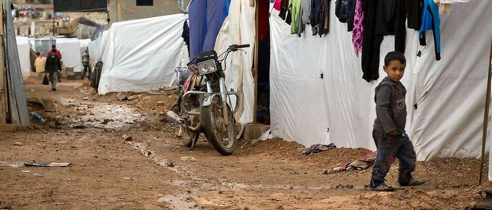 Es gibt viele Gründe, warum Menschen ihre Heimat verlassen müssen. Diese Syrer im Libanon sind vor dem Krieg in ihrer Heimat geflüchtet. Auch im syrischen Bürgerkrieg spielt der Wassermangel im Land eine Rolle. Doch handfeste durch den Klimawandel verschärfte Ressourcenkonflikte gibt es auch heute schon. Es werden mehr Klimaflüchtlinge werden, darüber sind sich die meisten Experten einig.