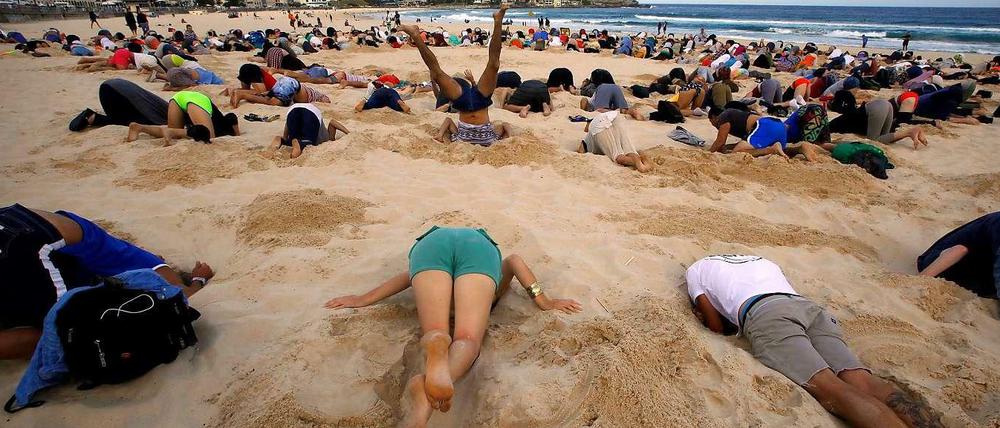 Als die Staats- und Regierungschefs der G20 in Brisbane in Australien eintrafen, waren die Demonstranten schon da. Diese jungen Leute steckten den Kopf in den Sand. Das werfen sie auch ihrem Premierminister Tony Abbot vor, der bestreitet, dass es den Klimawandel überhaupt gibt.
