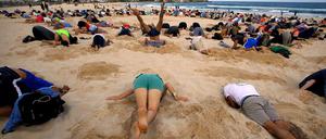 Als die Staats- und Regierungschefs der G20 in Brisbane in Australien eintrafen, waren die Demonstranten schon da. Diese jungen Leute steckten den Kopf in den Sand. Das werfen sie auch ihrem Premierminister Tony Abbot vor, der bestreitet, dass es den Klimawandel überhaupt gibt. 