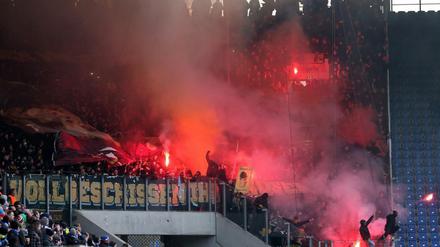Danebenbenommen: "Fans" von Dynamo Dresden im Spiel bei Hansa Rostock.