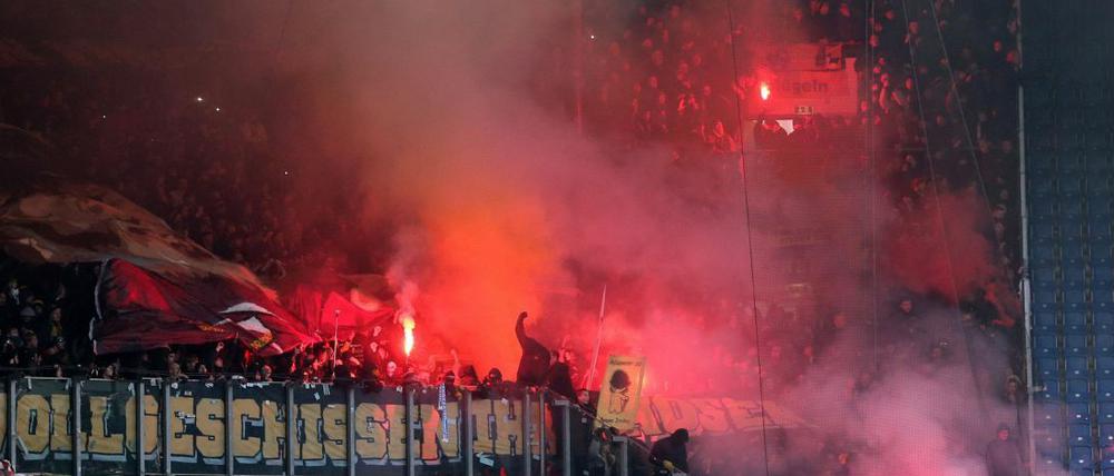 Danebenbenommen: "Fans" von Dynamo Dresden im Spiel bei Hansa Rostock.