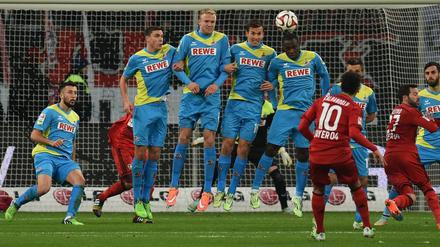 Perfekt verwandelt: Hakan Calhanoglu trifft per Freistoß gegen den 1.FC Köln.