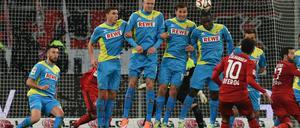 Perfekt verwandelt: Hakan Calhanoglu trifft per Freistoß gegen den 1.FC Köln.