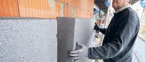 Einpacken, Heizkosten sparen: Die Bundesregierung will die Wärmedämmung steuerlich begünstigen.