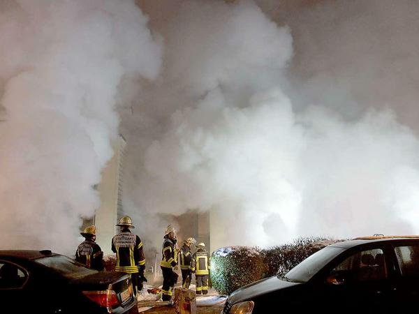 Die wichtigste Aufgabe der Feuerwehrleute bestand zunächst darin, die Wohnanlage über der Tiefgarage zu räumen, falls das Feuer übergreift.