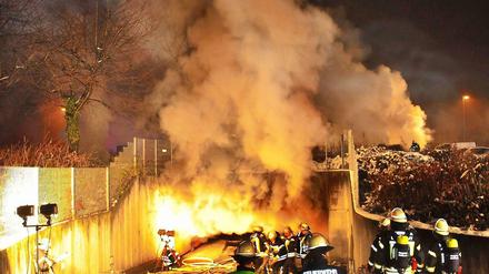 Lichterloh brannte es in der Tiefgarage in Stuttgart. 160 Feuerwehrleute waren fast die ganze Nacht im Einsatz.