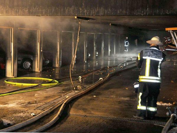 Völlig verrußt ist die Stuttgarter Tiefgarage am Neujahrstag, nachdem die Feuerwehrleute die Flammen gelöscht hatten.