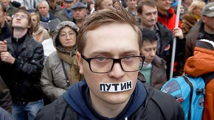 Opposition ohne Stimme. Der Name "Putin" verschließt symbolisch den Mund.