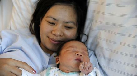 Das Neujahrsbaby Ha Tung Anh Phillip, geboren um 0:02 im Lichtenberger Sana-Klinikum.